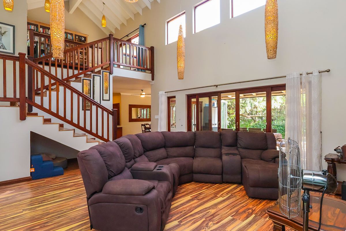 Spacious Luxury Living Amid Hartbeespoort Dam and Mountains - Photo 2