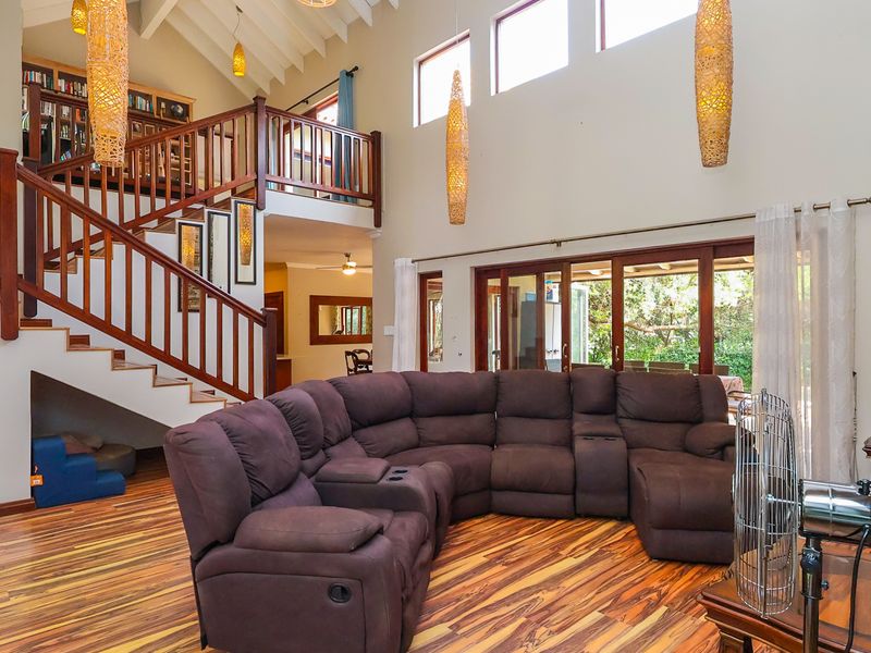 Spacious Luxury Living Amid Hartbeespoort Dam and Mountains - Photo 2