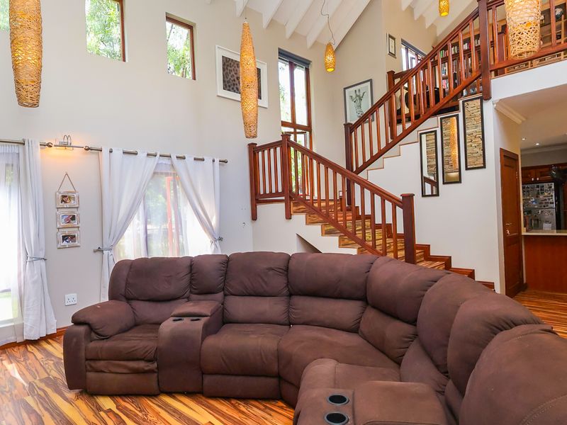 Spacious Luxury Living Amid Hartbeespoort Dam and Mountains - Photo 4