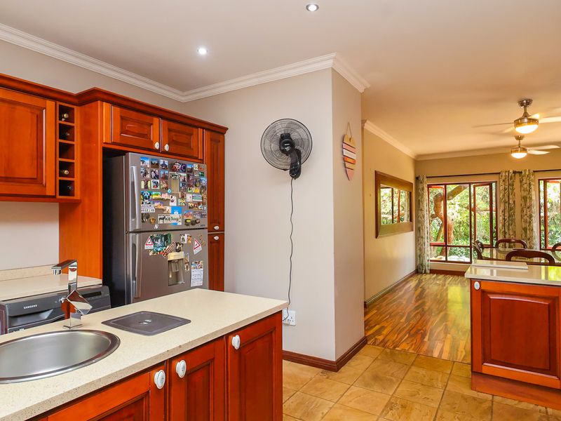 Spacious Luxury Living Amid Hartbeespoort Dam and Mountains - Photo 7