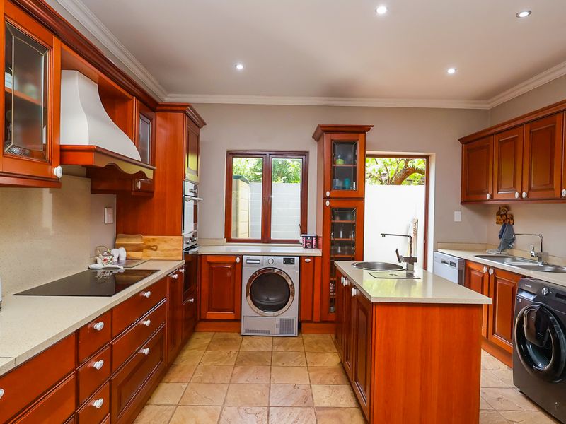 Spacious Luxury Living Amid Hartbeespoort Dam and Mountains - Photo 6