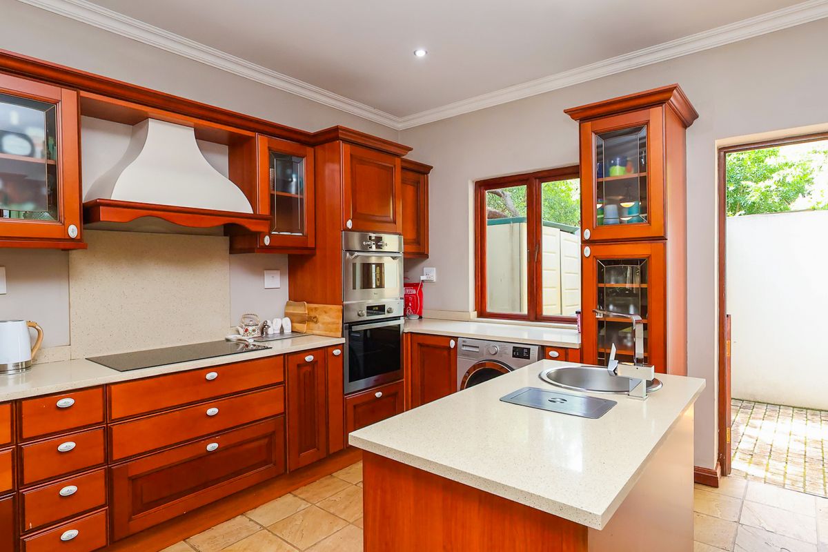 Spacious Luxury Living Amid Hartbeespoort Dam and Mountains - Photo 3