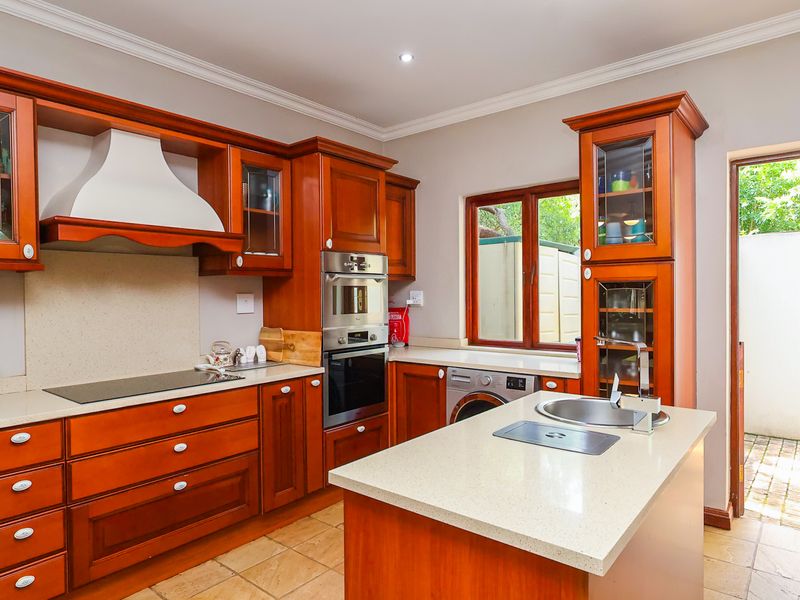 Spacious Luxury Living Amid Hartbeespoort Dam and Mountains - Photo 3