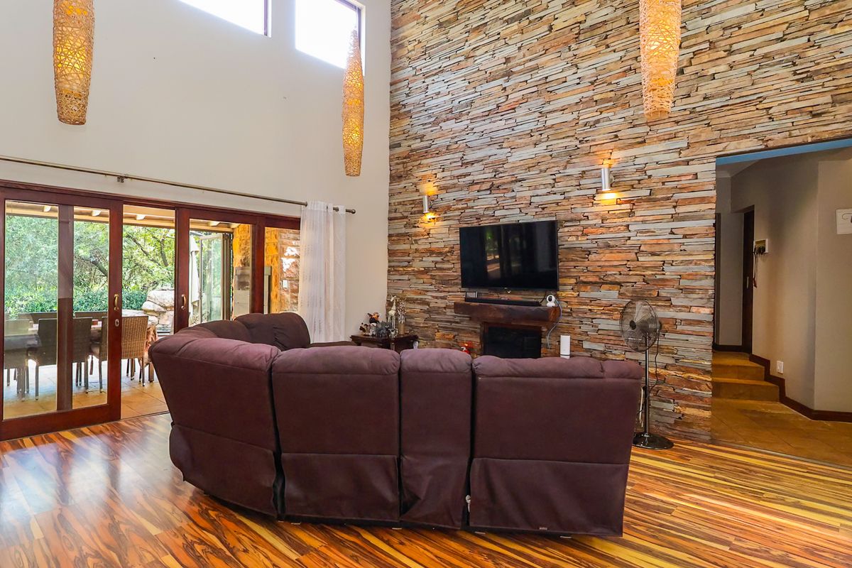 Spacious Luxury Living Amid Hartbeespoort Dam and Mountains - Photo 5