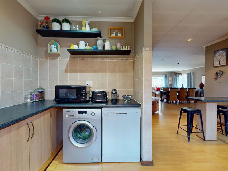 Neat as a pin property in an ESTATE - Photo 10