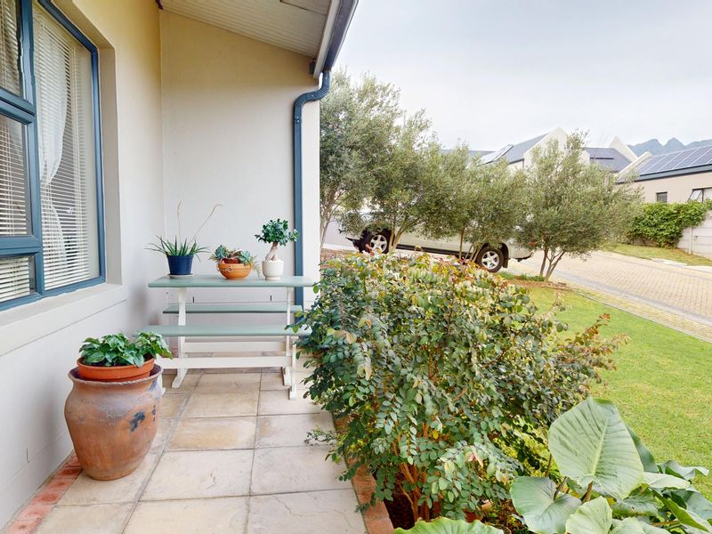 Stunning short term semi furnished 3-bed, 2-bath home in Val du Charon Estate - Photo 2