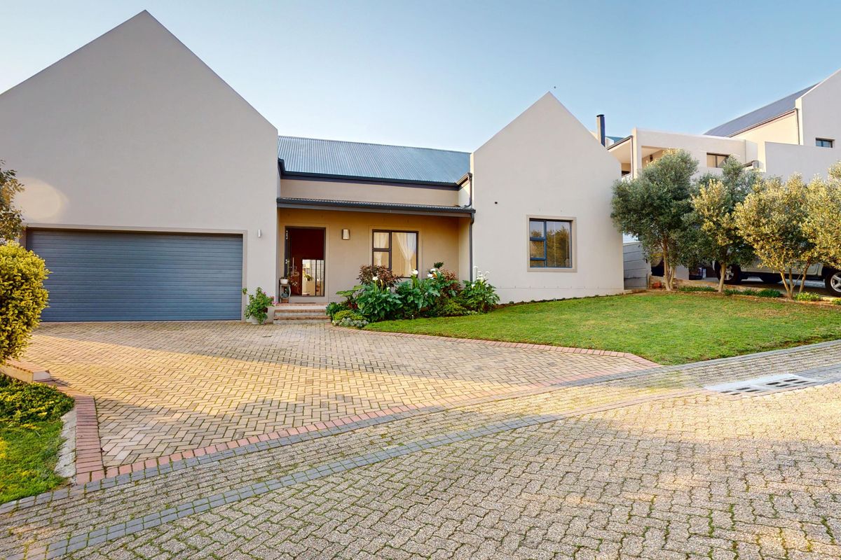 Stunning short term semi furnished 3-bed, 2-bath home in Val du Charon Estate - Photo 2