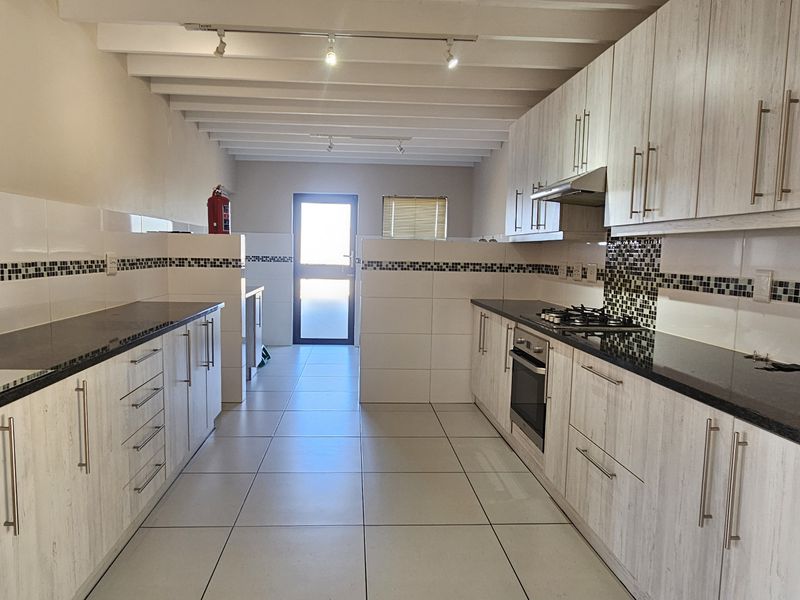 Stunning short term semi furnished 3-bed, 2-bath home in Val du Charon Estate - Photo 5
