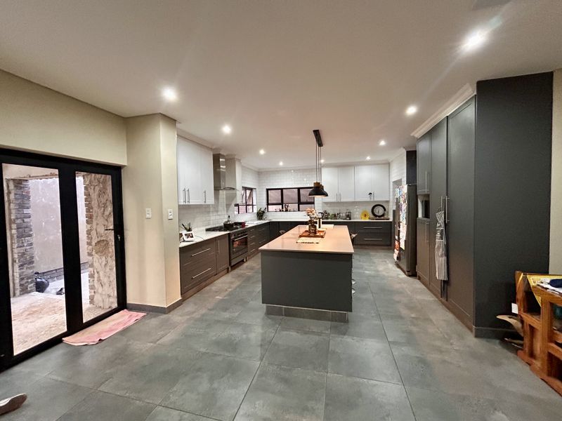 Stunning Corner Property with Two Garden Cottages - Photo 8