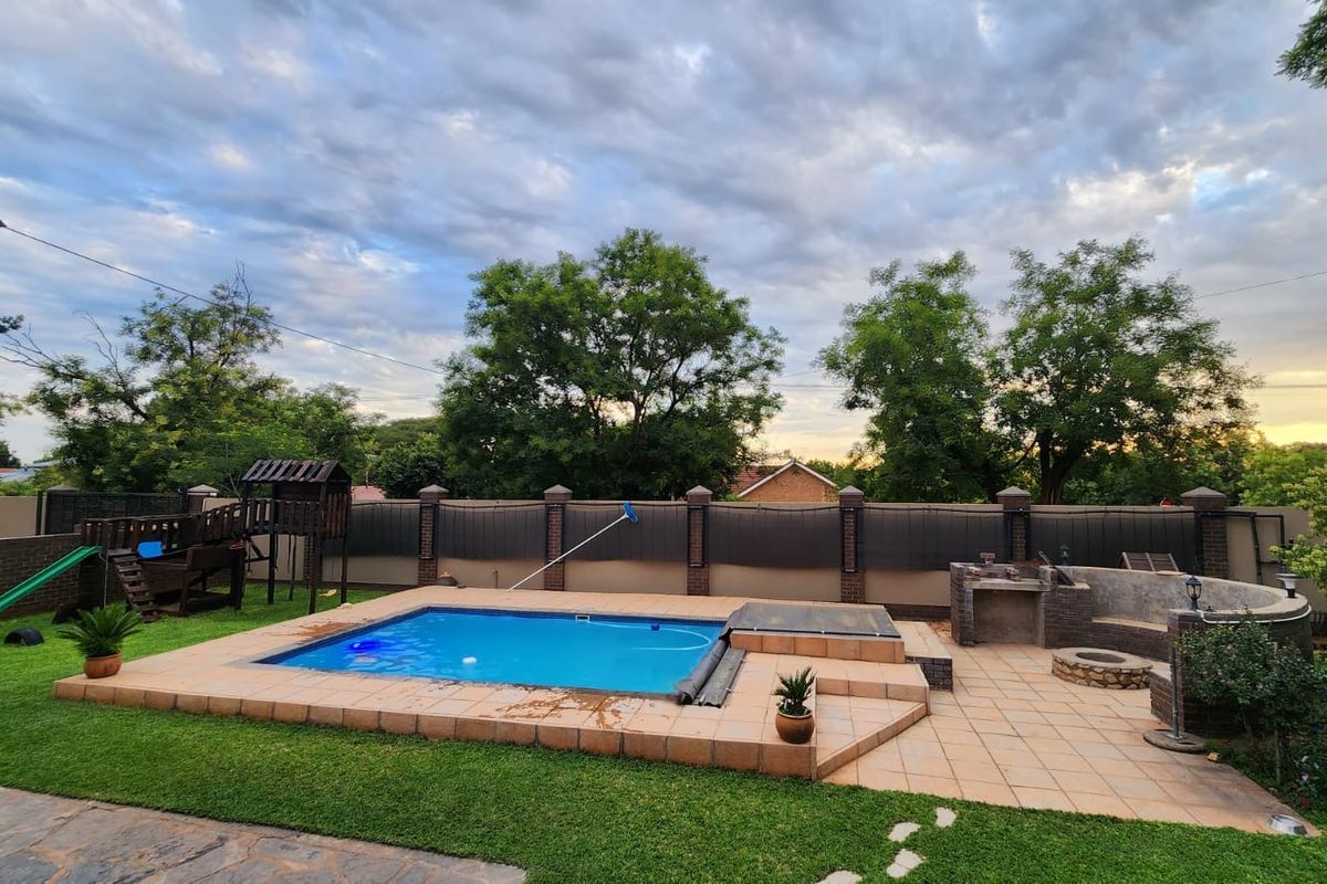 Stunning Corner Property with Two Garden Cottages - Photo 2