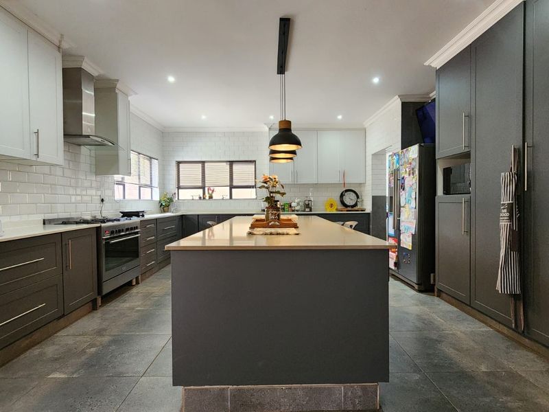 Stunning Corner Property with Two Garden Cottages - Photo 9