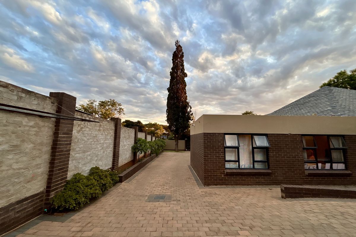 Stunning Corner Property with Two Garden Cottages - Photo 3