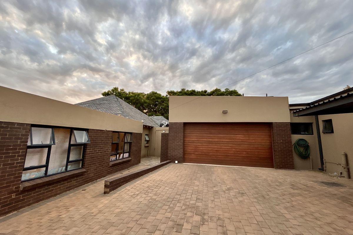 Stunning Corner Property with Two Garden Cottages - Photo 4