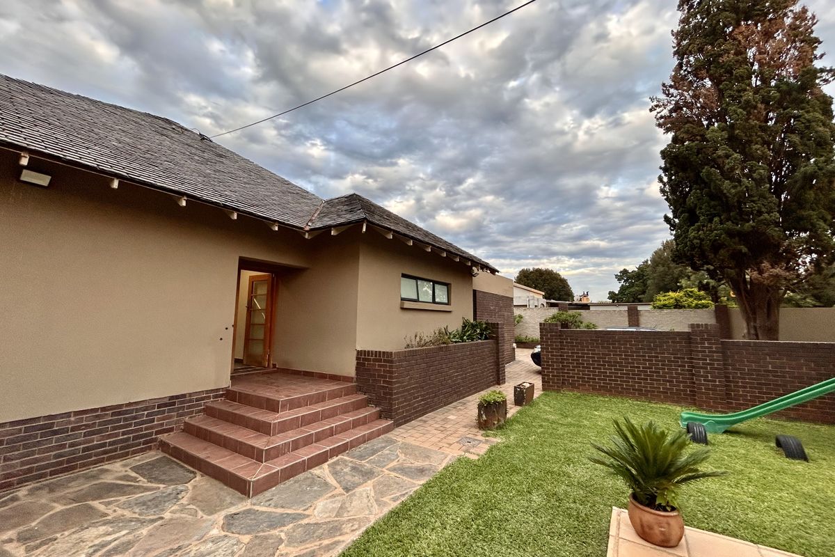 Stunning Corner Property with Two Garden Cottages - Photo 5