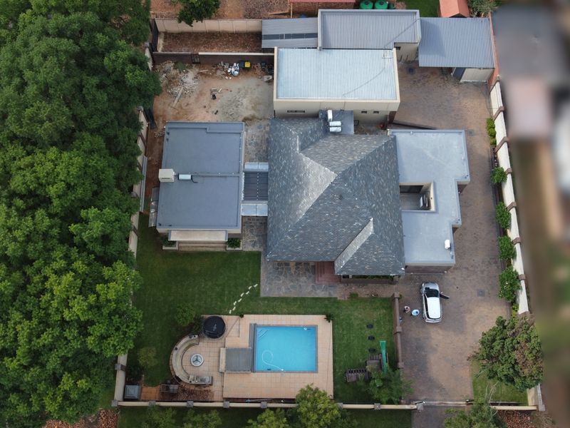 Stunning Corner Property with Two Garden Cottages - Photo 2