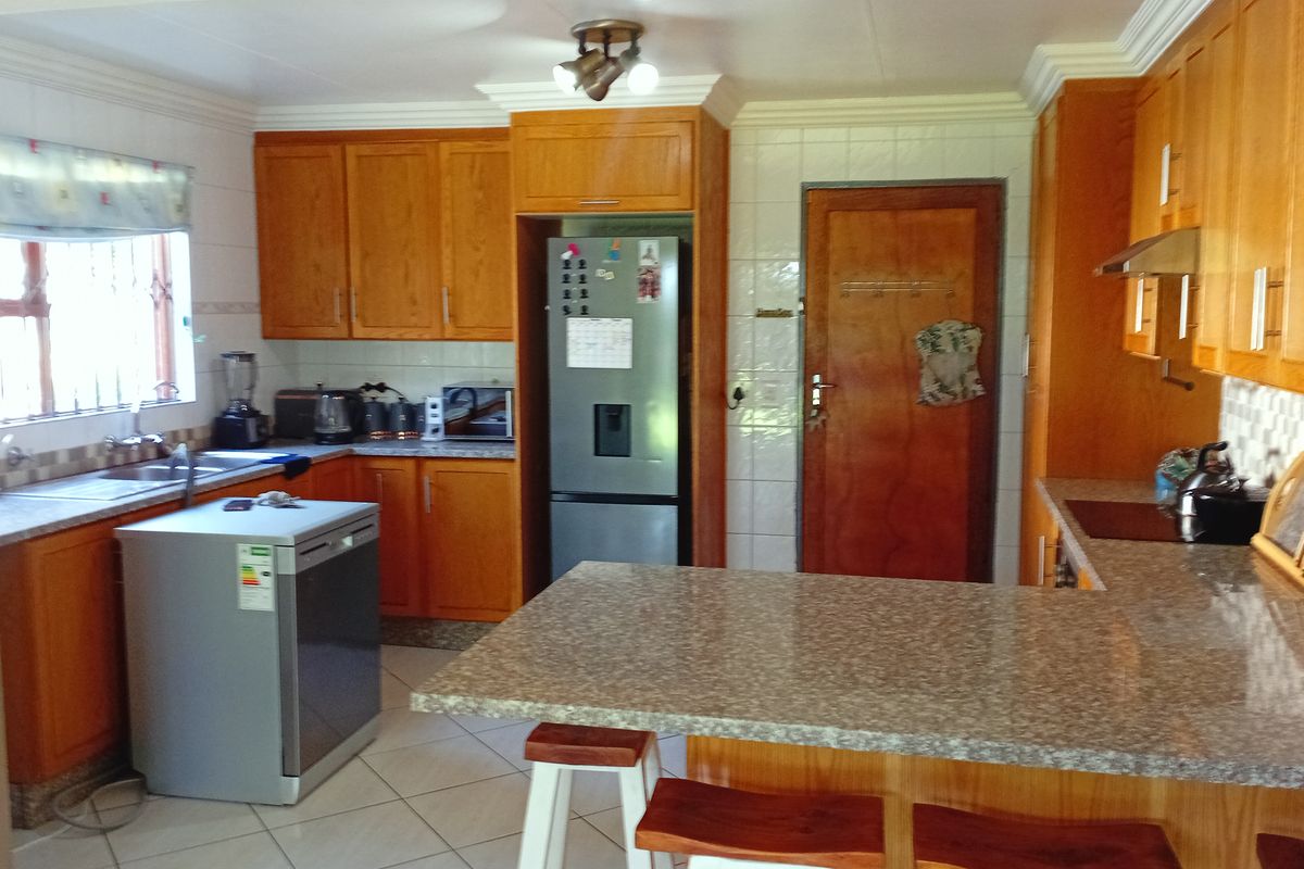 Luxury, Space & Serenity – Exceptional Family Home with Separate Cottage - Photo 2