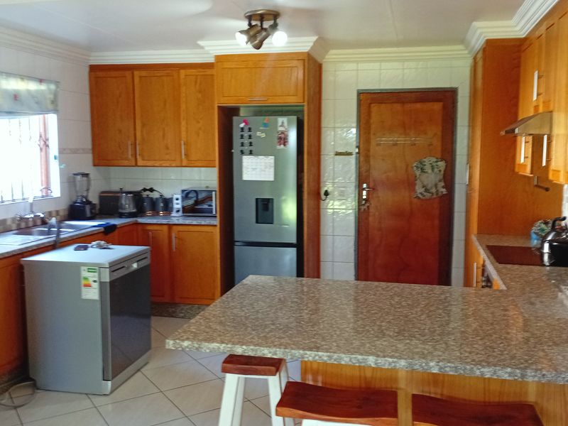 Luxury, Space & Serenity – Exceptional Family Home with Separate Cottage - Photo 2