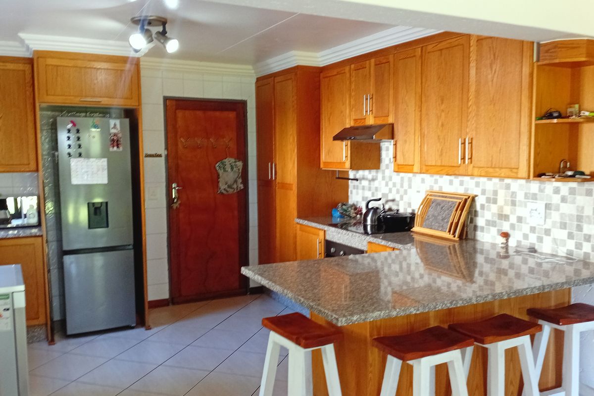 Luxury, Space & Serenity – Exceptional Family Home with Separate Cottage - Photo 3