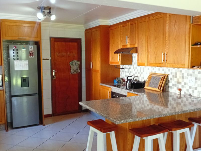 Luxury, Space & Serenity – Exceptional Family Home with Separate Cottage - Photo 3