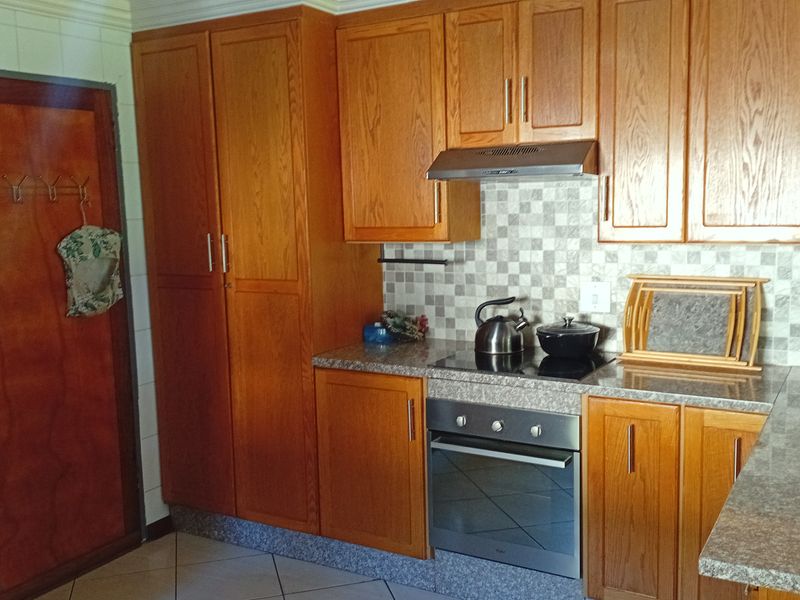 Luxury, Space & Serenity – Exceptional Family Home with Separate Cottage - Photo 4