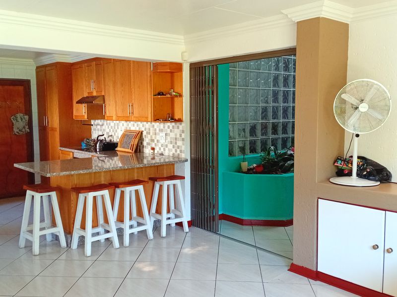 Luxury, Space & Serenity – Exceptional Family Home with Separate Cottage - Photo 5