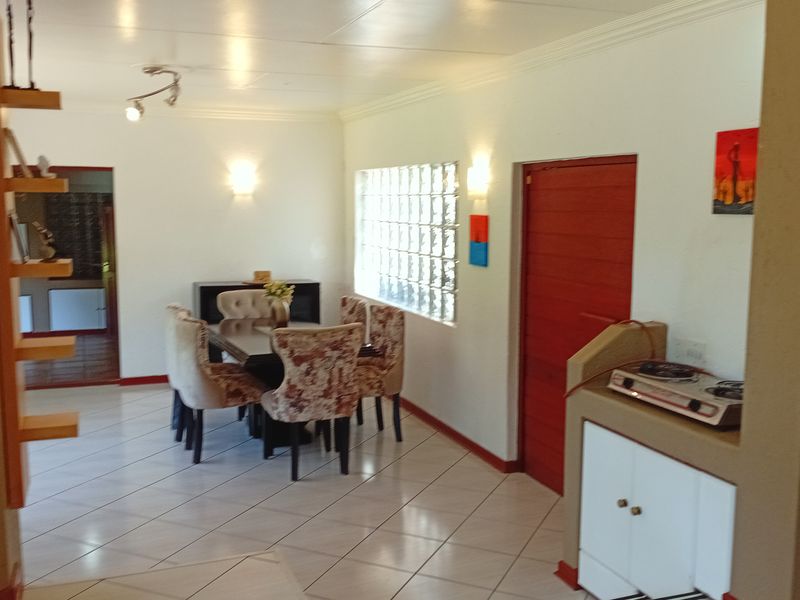 Luxury, Space & Serenity – Exceptional Family Home with Separate Cottage - Photo 8