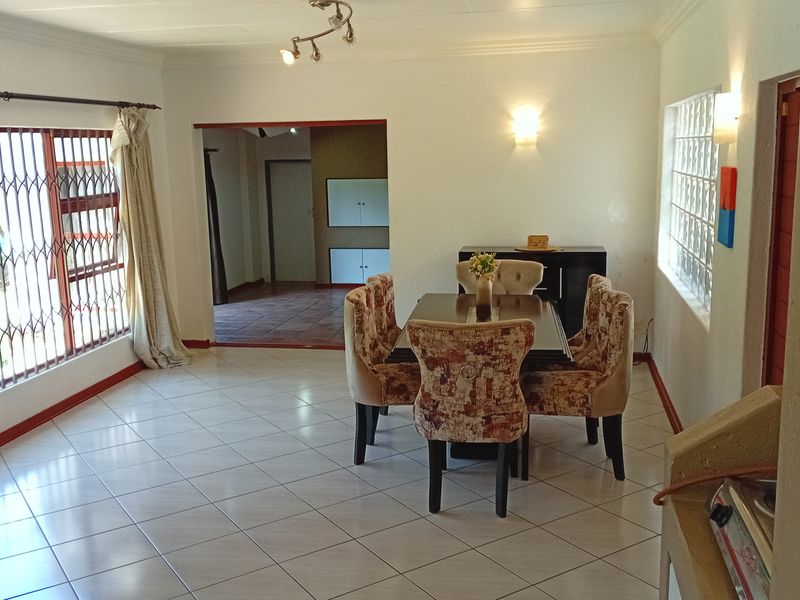 Luxury, Space & Serenity – Exceptional Family Home with Separate Cottage - Photo 7