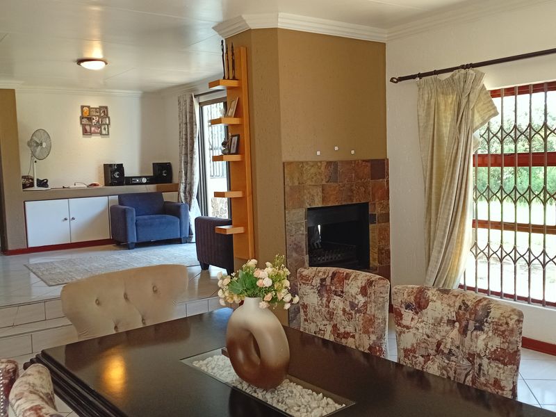 Luxury, Space & Serenity – Exceptional Family Home with Separate Cottage - Photo 9