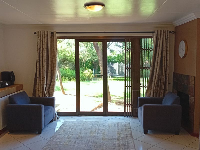 Luxury, Space & Serenity – Exceptional Family Home with Separate Cottage - Photo 6