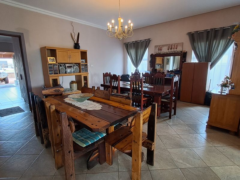 Contemporary Luxury Home in a Prestigious Private Estate - Photo 5