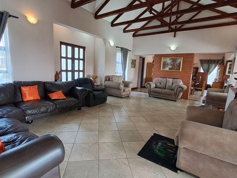 Contemporary Luxury Home in a Prestigious Private Estate - Photo 3