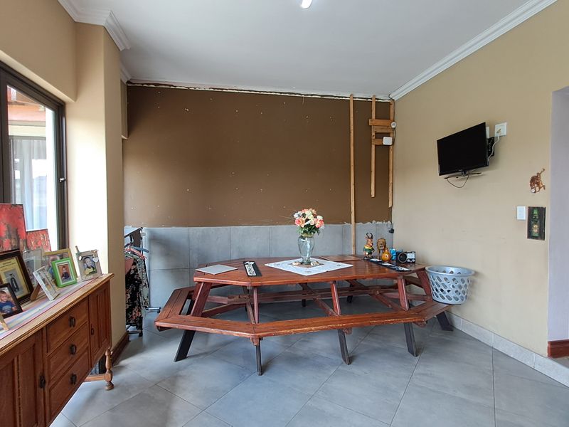 Contemporary Luxury Home in a Prestigious Private Estate - Photo 9