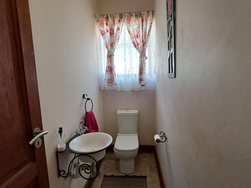 Contemporary Luxury Home in a Prestigious Private Estate - Photo 10