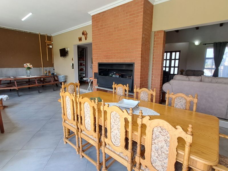 Contemporary Luxury Home in a Prestigious Private Estate - Photo 8