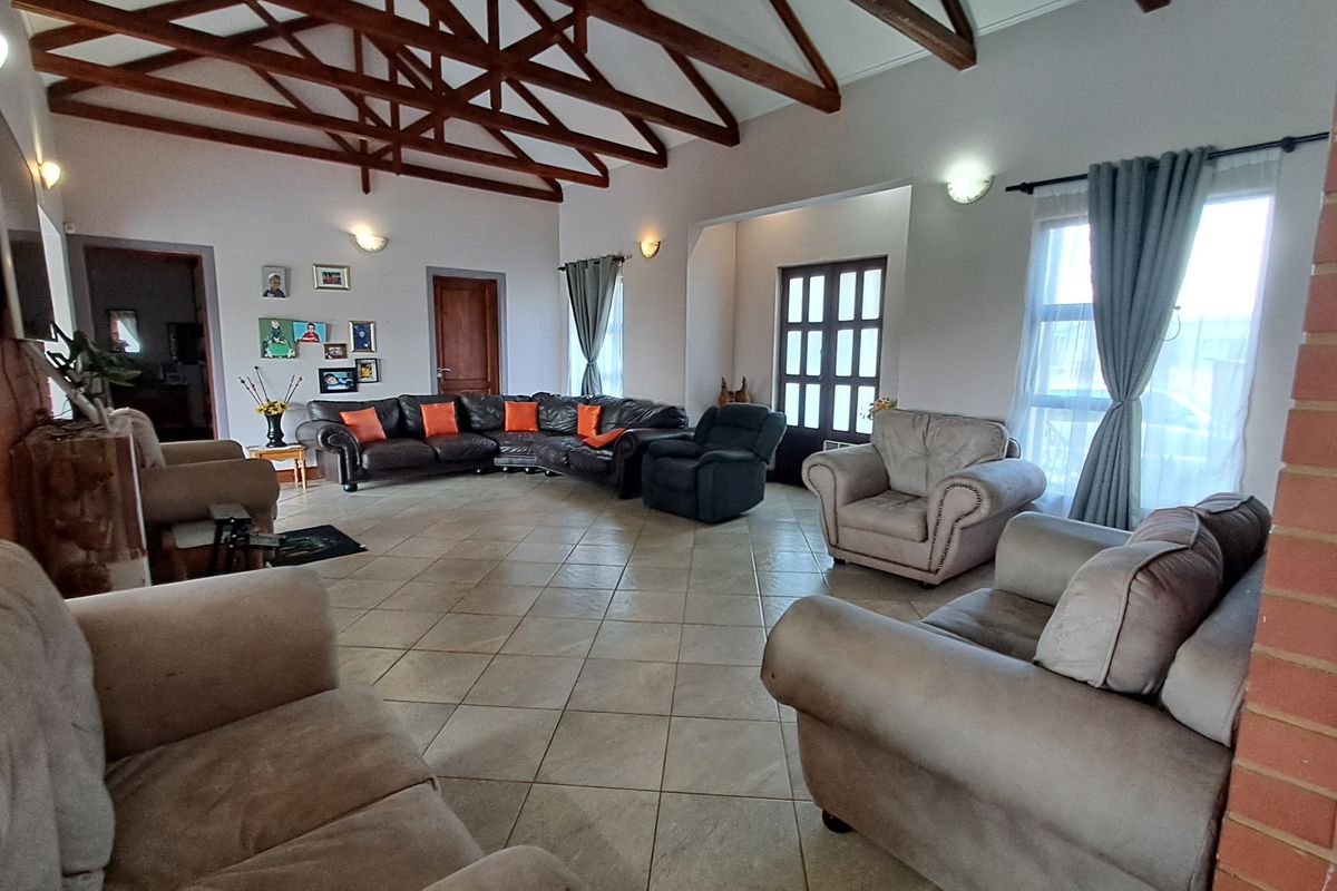 Contemporary Luxury Home in a Prestigious Private Estate - Photo 4