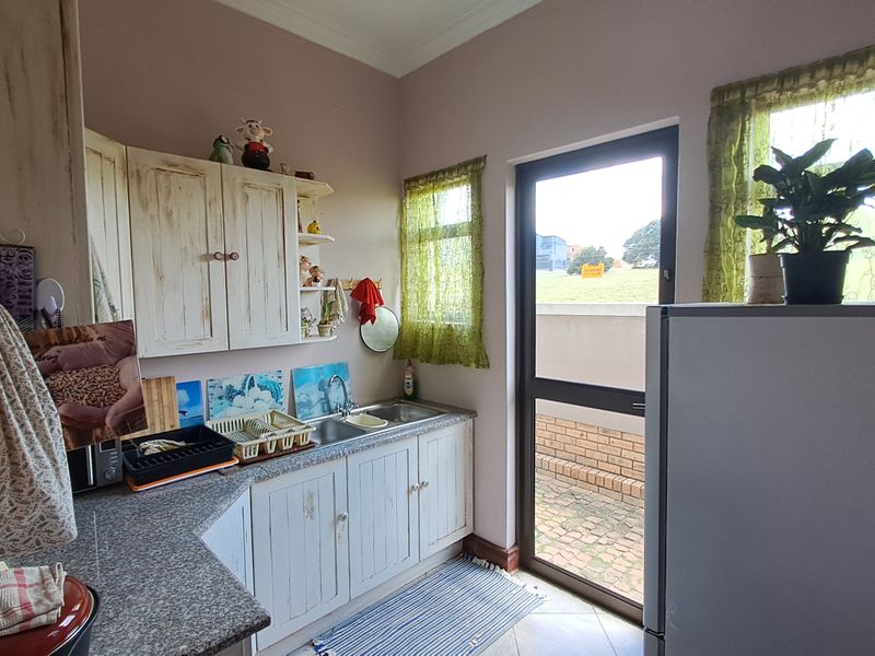 Contemporary Luxury Home in a Prestigious Private Estate - Photo 7