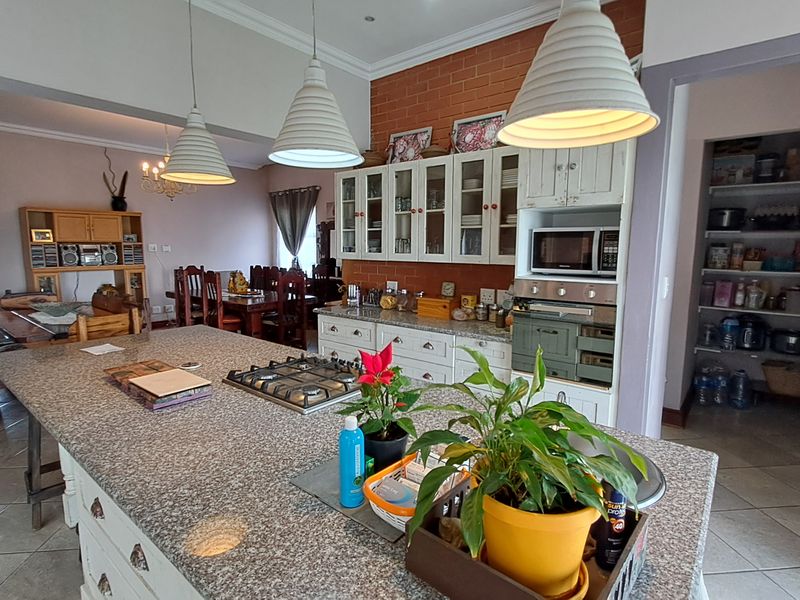 Contemporary Luxury Home in a Prestigious Private Estate - Photo 6