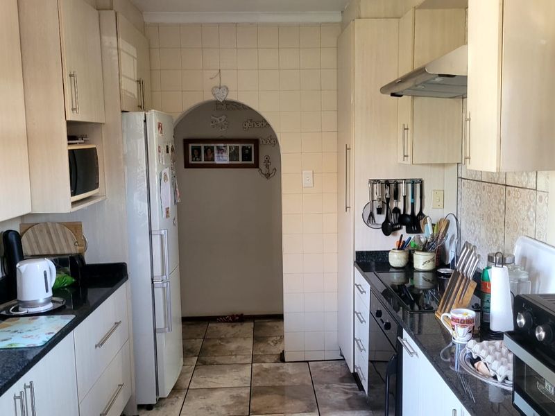 Modern 3-Bedroom Townhouse with Flexible Living Spaces - Photo 2