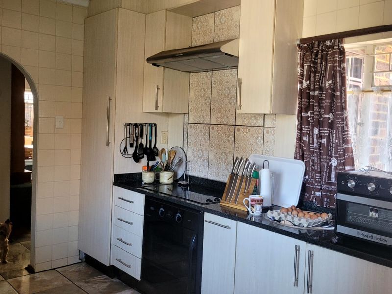 Modern 3-Bedroom Townhouse with Flexible Living Spaces - Photo 5