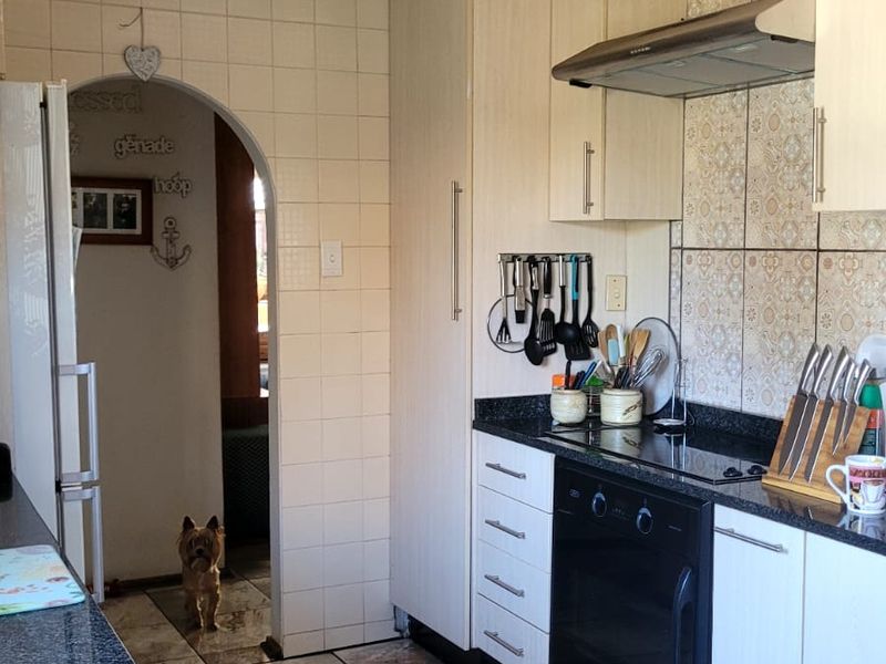 Modern 3-Bedroom Townhouse with Flexible Living Spaces - Photo 4