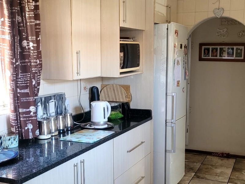 Modern 3-Bedroom Townhouse with Flexible Living Spaces - Photo 3