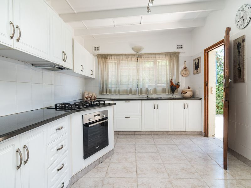 Sea View Coastal Home with Exceptional Versatility - Photo 10