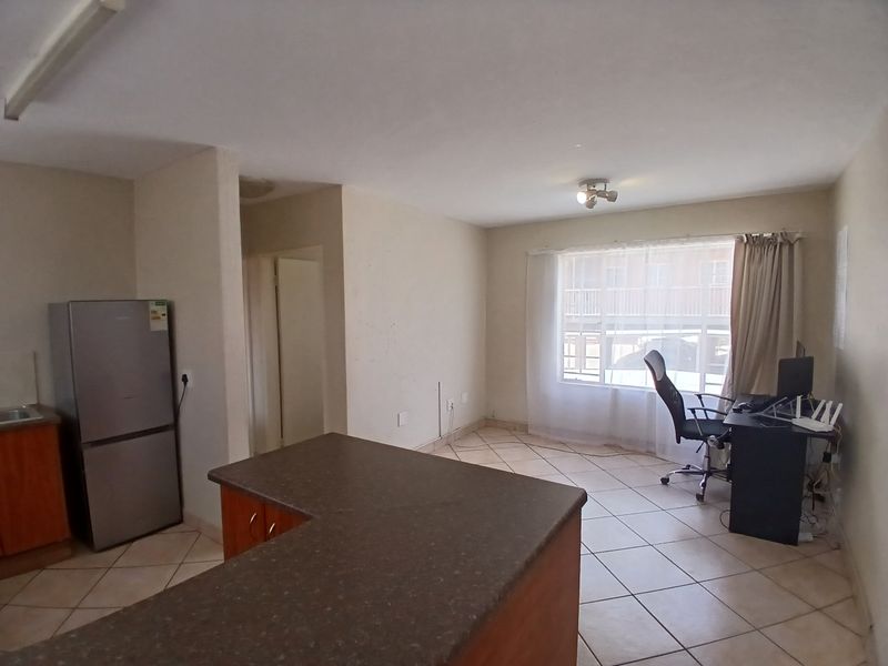 1 Bedroom Apartment with Expansive Open Plan Living Space - Photo 7