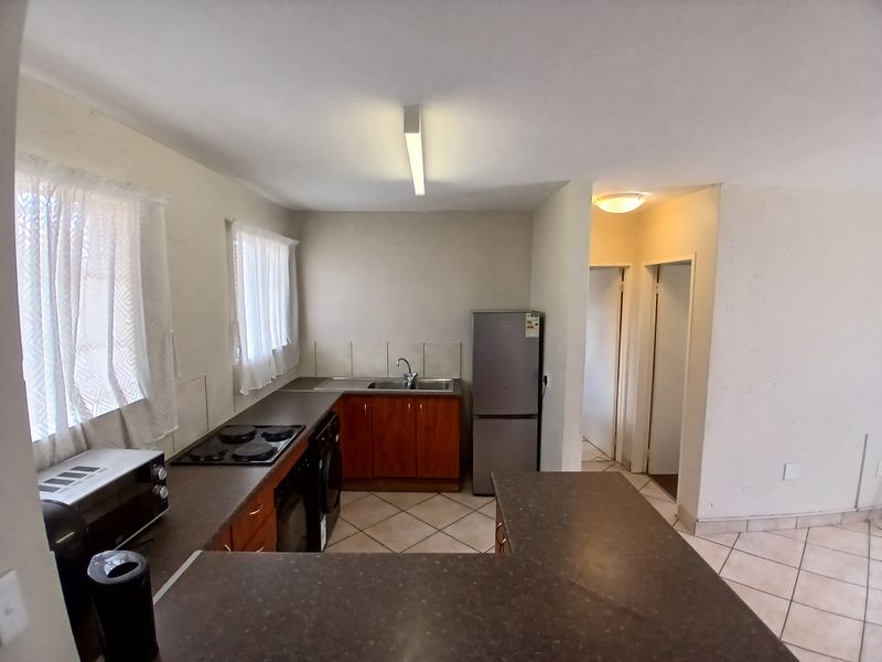 1 Bedroom Apartment with Expansive Open Plan Living Space - Photo 2