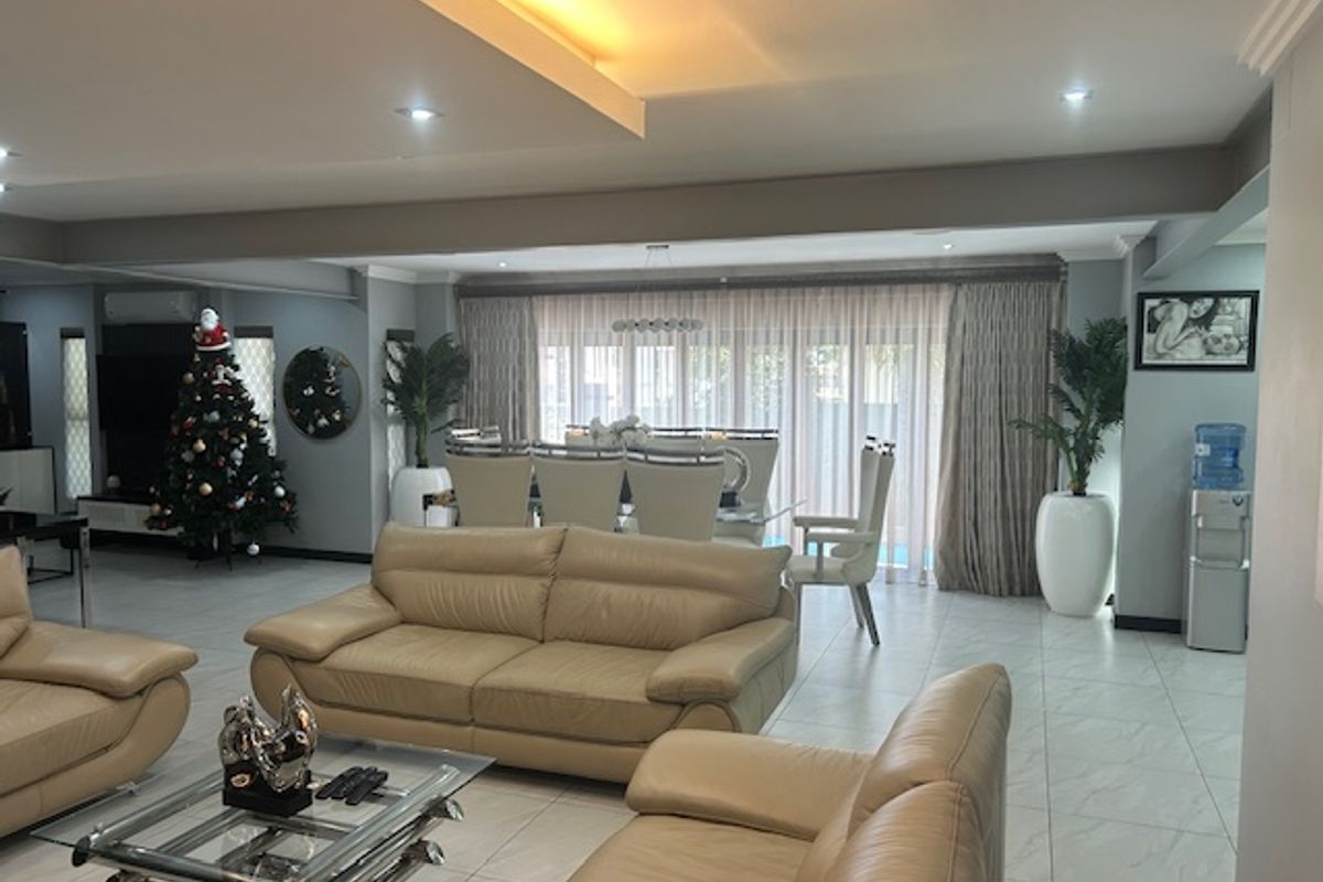 Luxurious 5-Bedroom Family Haven in Prestigious Secure Estate - Photo 2