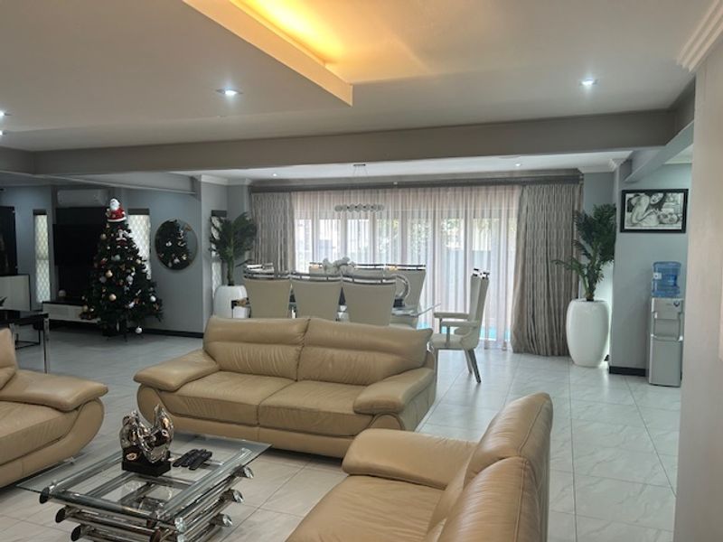 Luxurious 5-Bedroom Family Haven in Prestigious Secure Estate - Photo 2