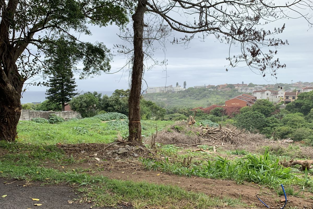 Land with distant sea views - Photo 3