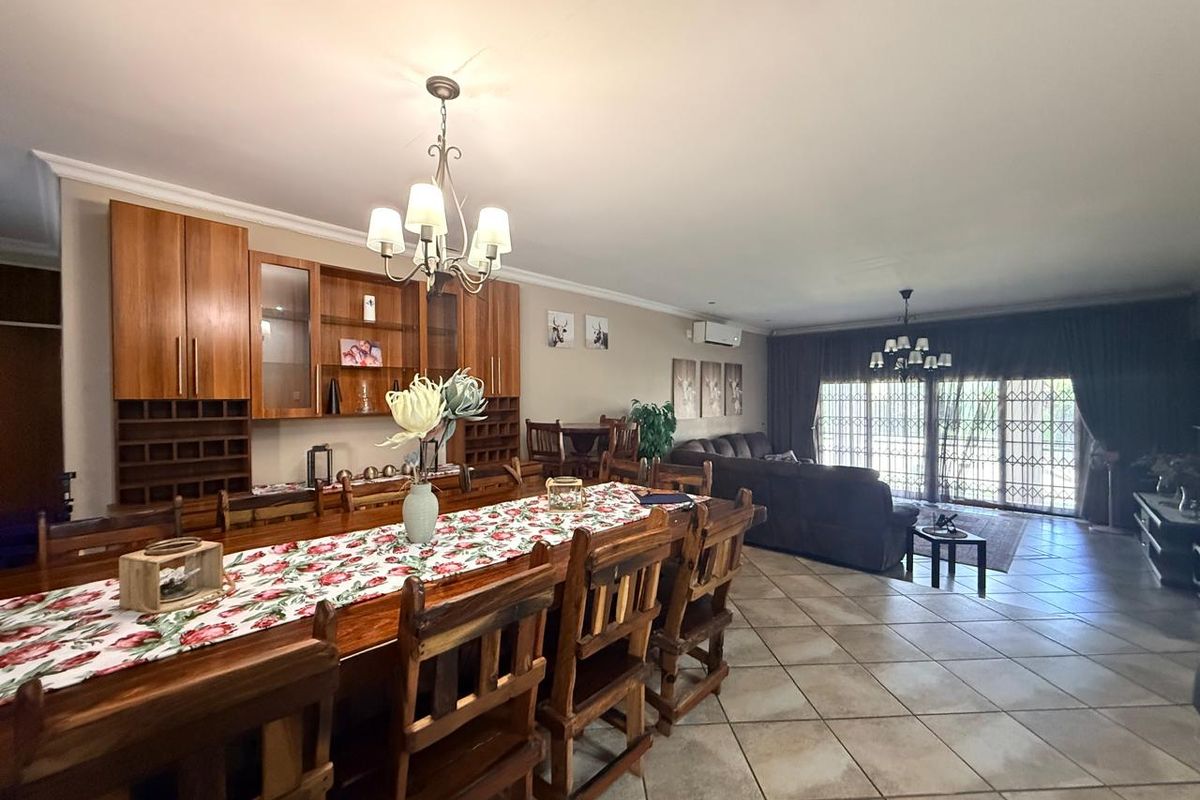 Elegant Five-Bedroom Family Retreat in Sought-After Protea Park - Photo 5