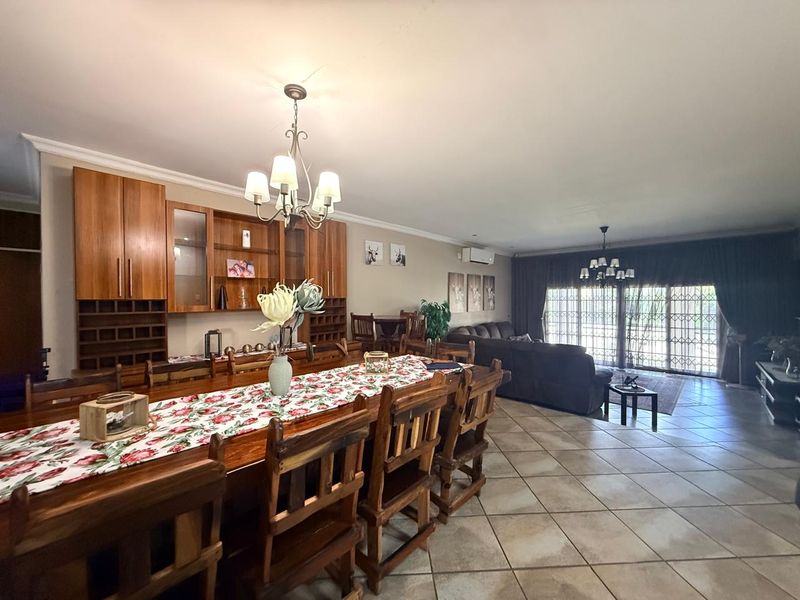Elegant Five-Bedroom Family Retreat in Sought-After Protea Park - Photo 5