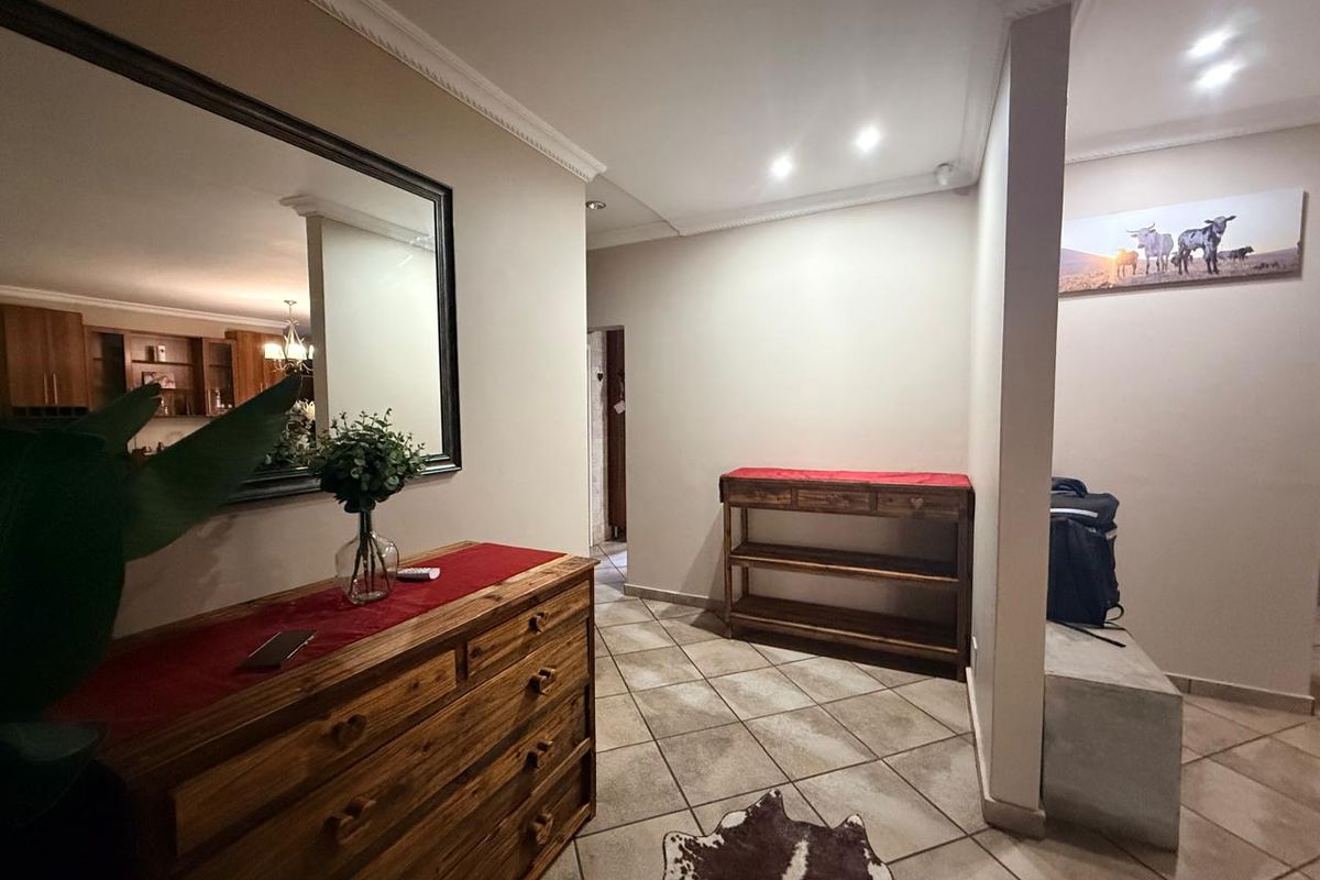 Elegant Five-Bedroom Family Retreat in Sought-After Protea Park - Photo 2